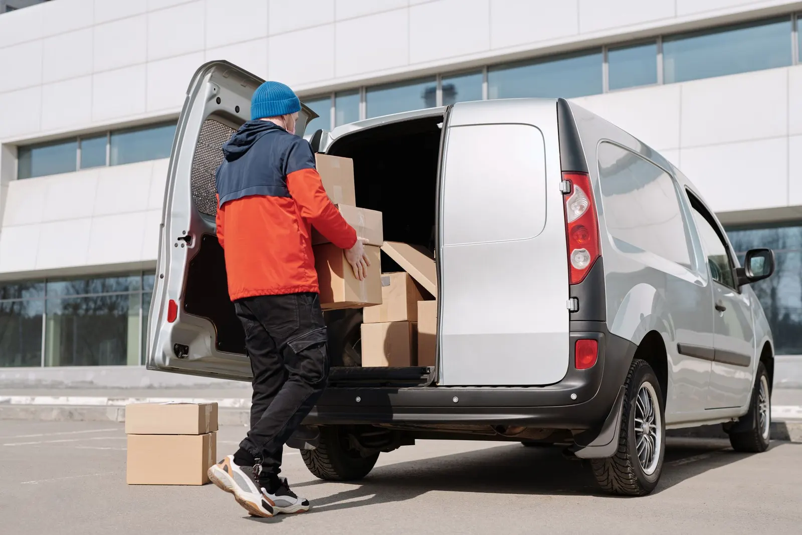 Kleinerer Transport wird in ein Fahrzeug verladen